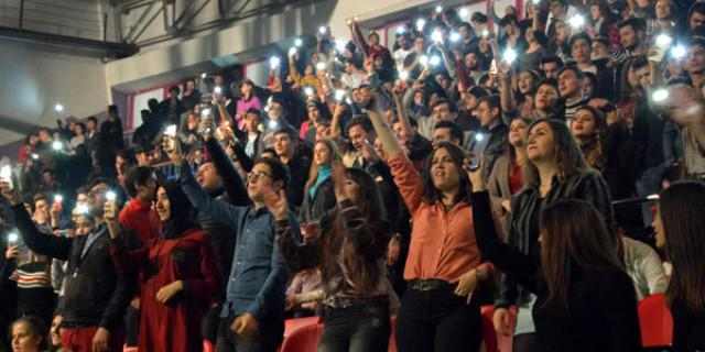 Səhnəyə çıxan müğənniyə tamaşaçılar etiraz etdilər -  FOTOLAR